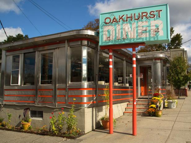 sam-fall-drives-oakhurst-diner.rend.tccom.616.462